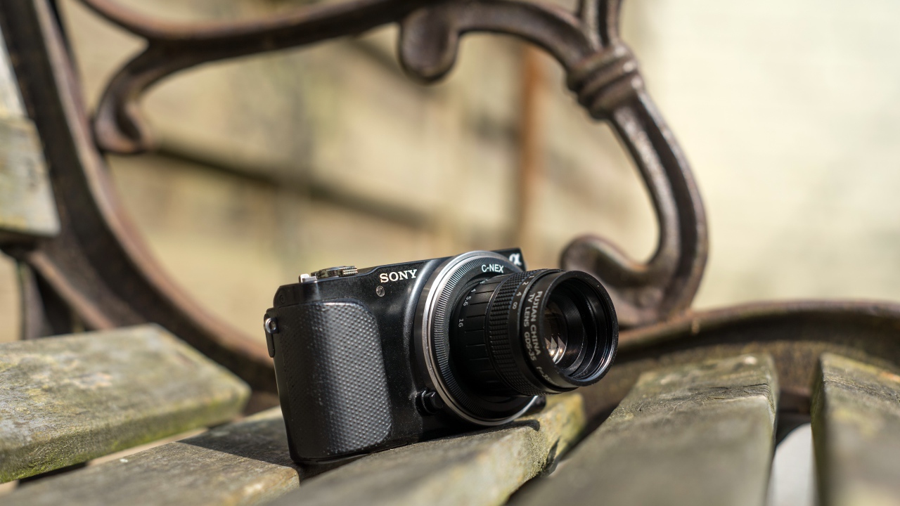 Старый фотоаппарат SONY на деревянной лавке