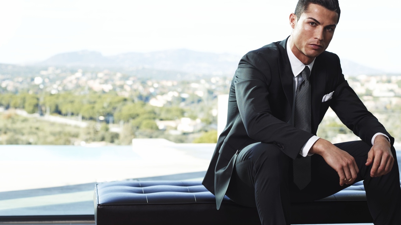 Популярный футболист Криштиану Роналду в костюме