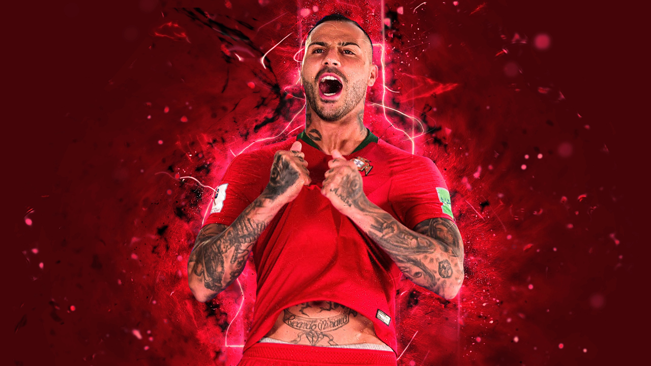 Португальский футболист Рикарду Куарежма на красном фоне