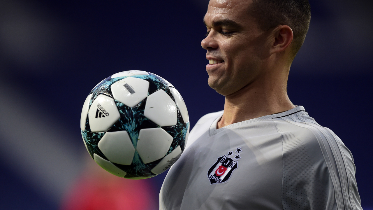 Португальский футболист Пепе с мячом