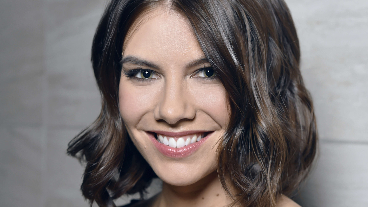 Улыбающаяся девушка, американская актриса Лорен Коэн