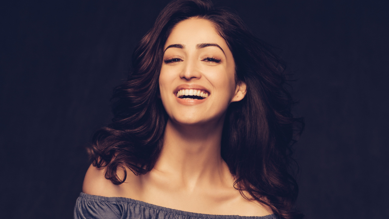 Улыбающаяся индийская актриса Ями Гаутам