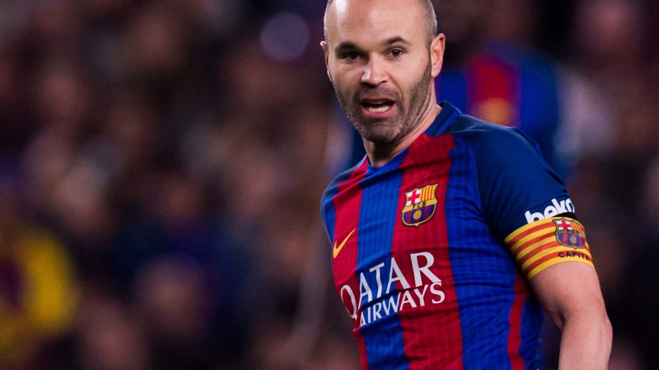 Испанский футболист Андрес Иньеста на футбольном поле