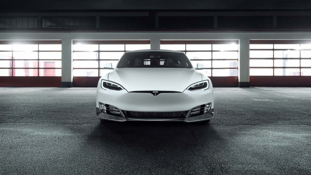 Белый электромобиль Tesla Model S, вид спереди