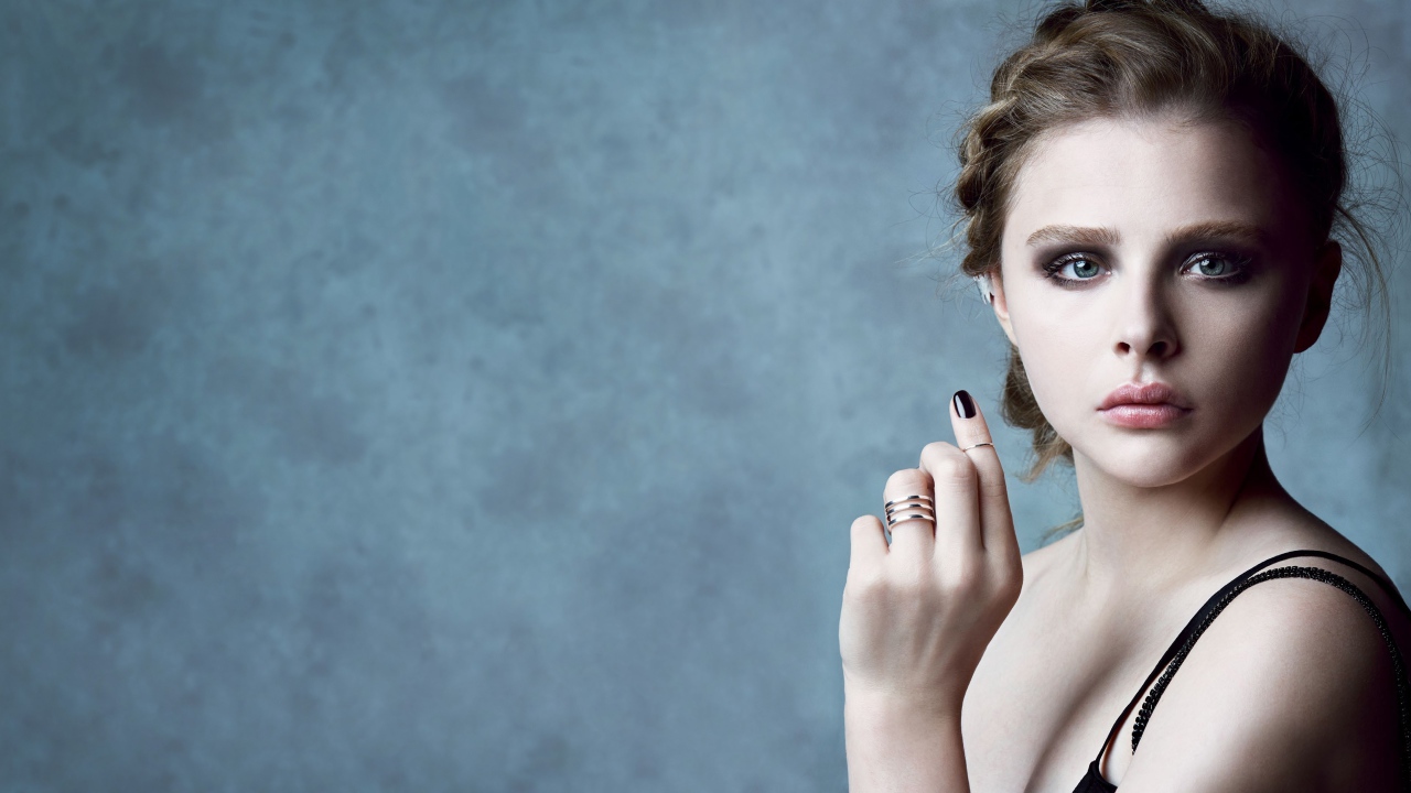 Молодая актриса Хлоя Грейс Морец с красивым макияжем