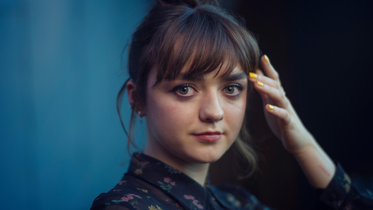 Молодая актриса Мэйси Уильямс с рукой у лица