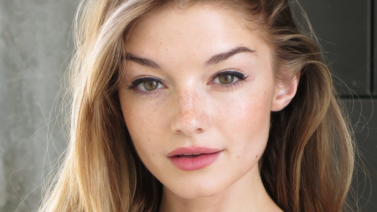 Молодая актриса Моника Олландер