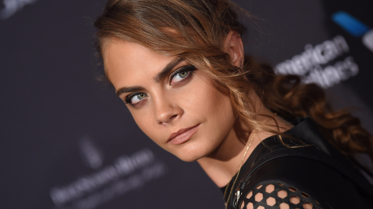 Молодая красивая актриса Кара Делевинь в черном наряде