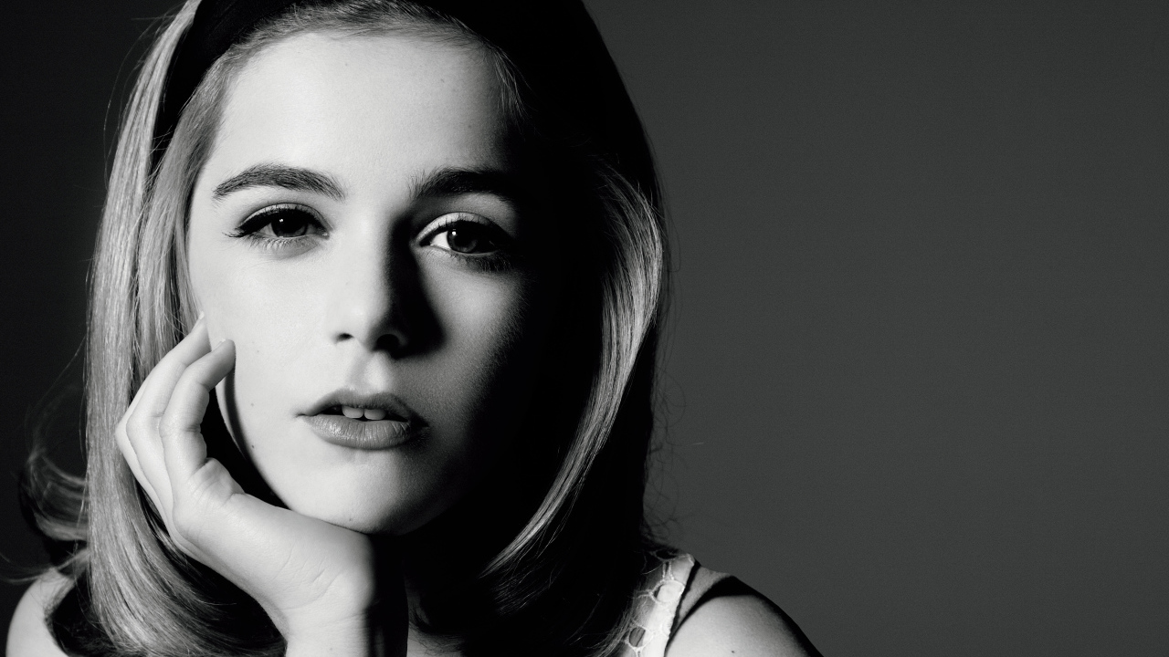 Молодая блондинка актриса Кирнан Шипка, черно-белое фоне 