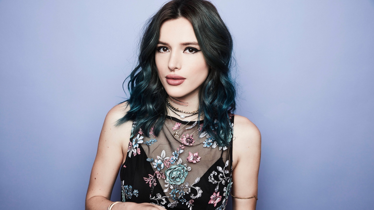 Молодая брюнетка,  актриса Белла Торн