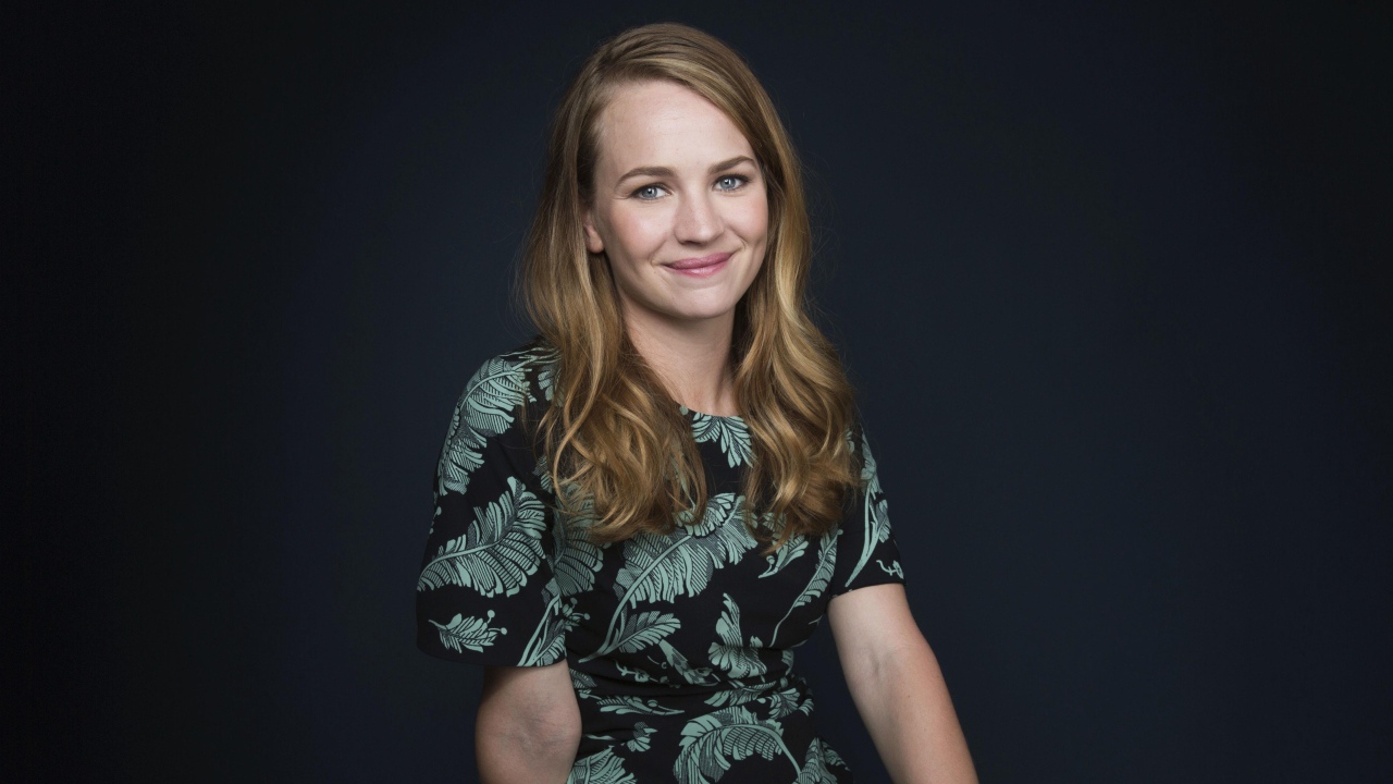 Молодая улыбающаяся актриса Бритт Робертсон