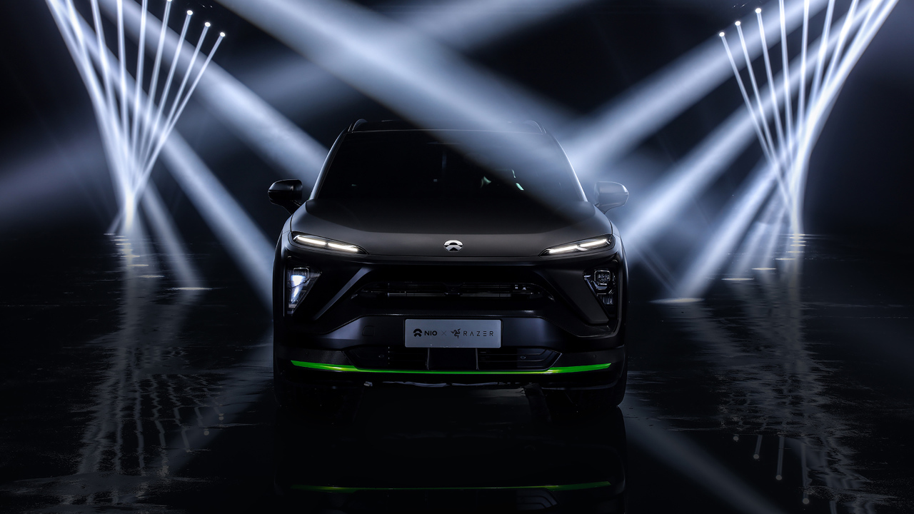 Черный автомобиль NIO ES6 Razer Edition 2019 года в лучах софитов