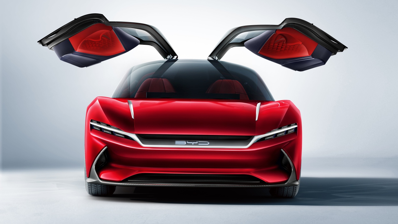 Красный автомобиль BYD E-SEED GT 2019 года с открытыми дверями