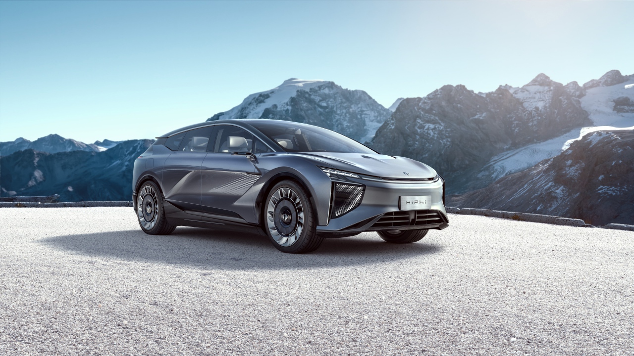 Новый автомобиль HiPhi 1,  2020 года на фоне гор