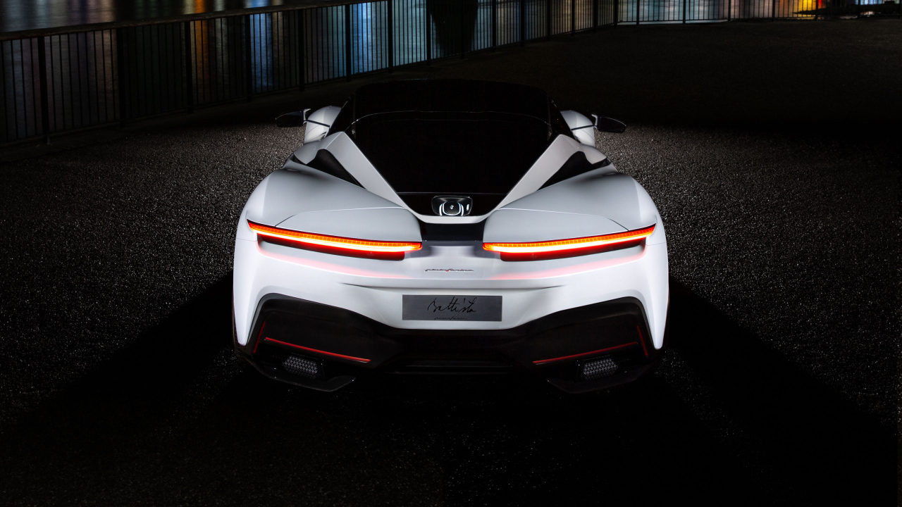 Белый автомобиль Pininfarina Battista 2019 года вид сзади