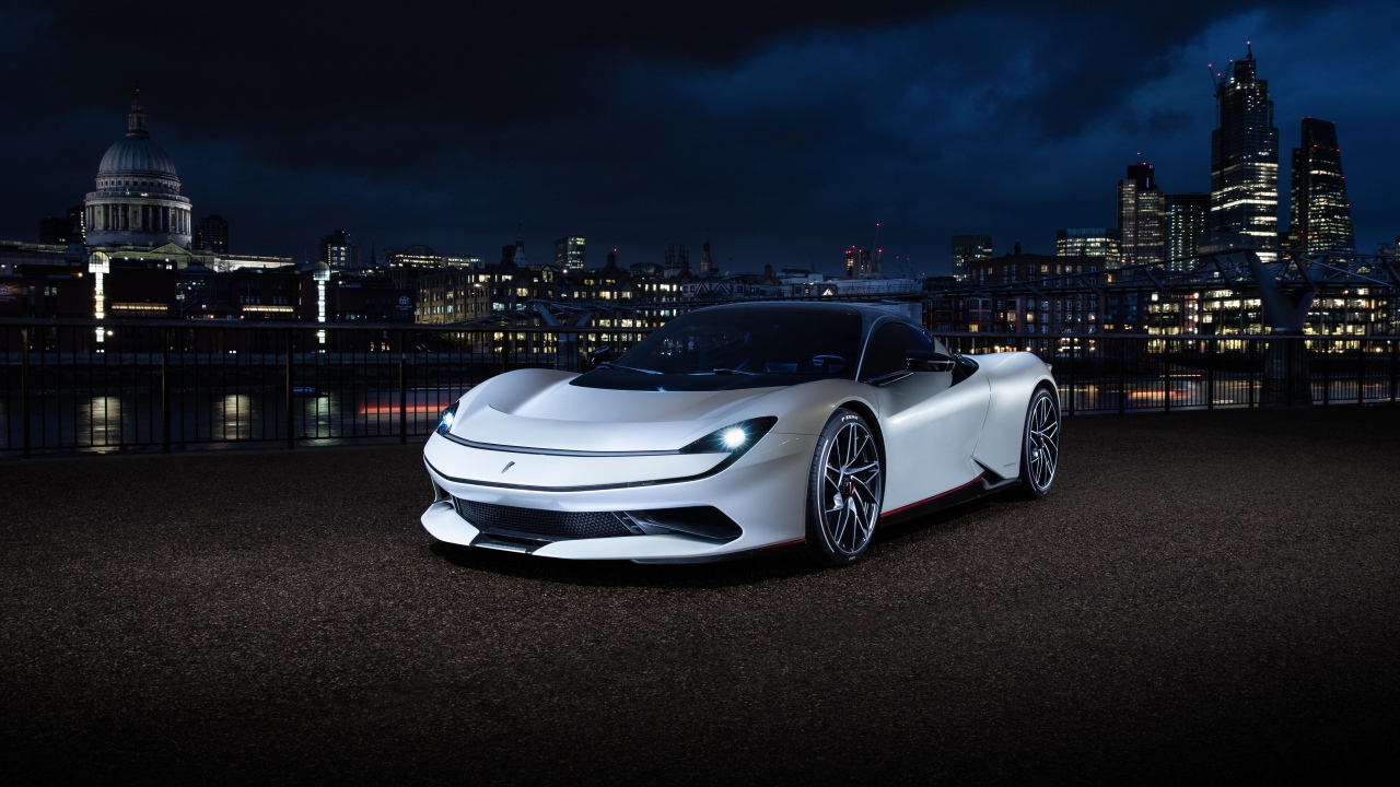 Белый спортивный автомобиль Pininfarina Battista 2019 года