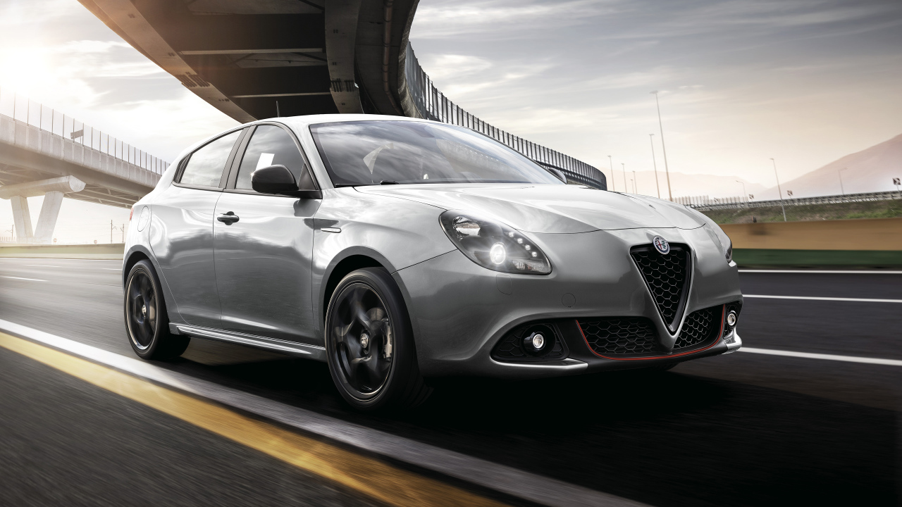 Серебристый автомобиль Alfa Romeo Giulietta Sport 2019 года под мостом