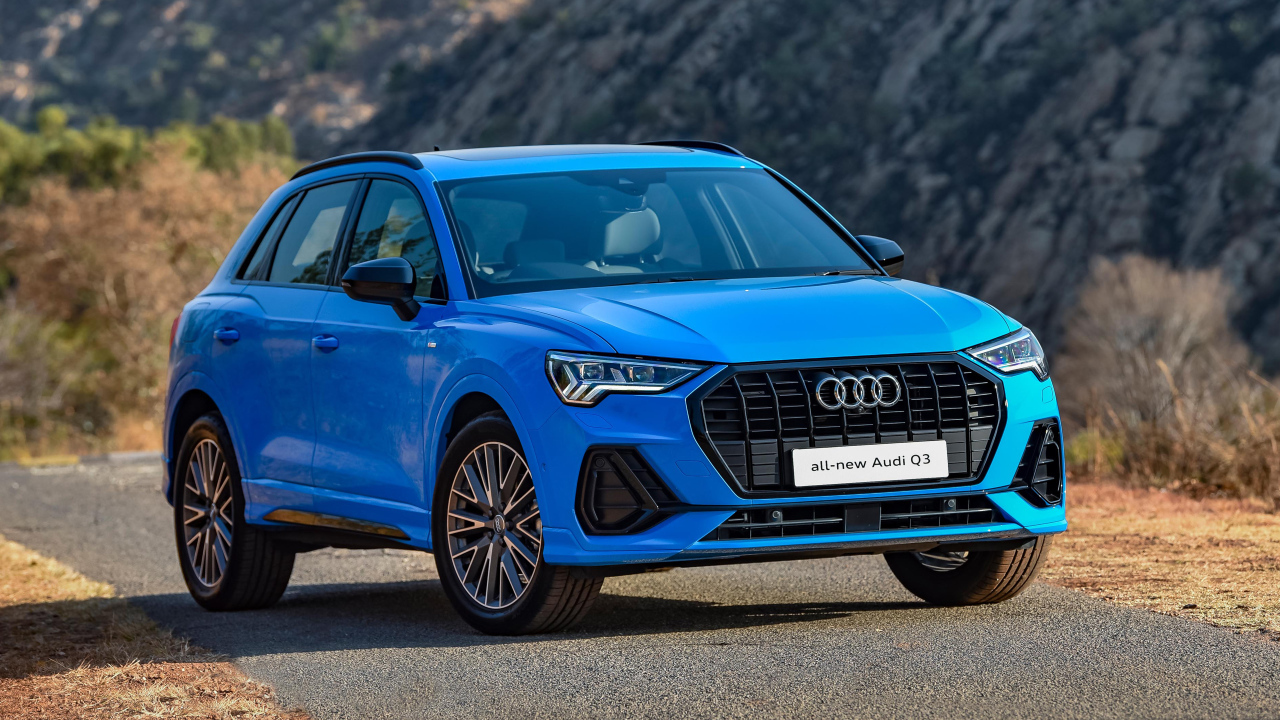 Голубой автомобиль Audi Q3 35 TFSI S Line 2019 года на дороге