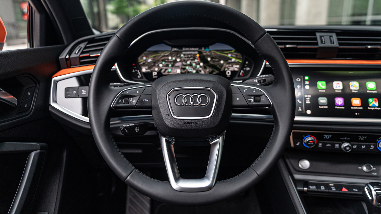 Large leather steering wheel of the Audi Q3 2.0 TFSI Quattro S Line, 2019
