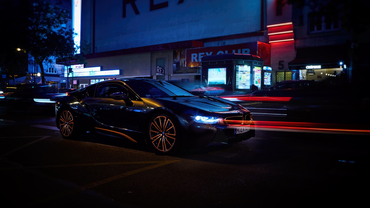 Черный стильный автомобиль BMW I8 2019 года на улице города