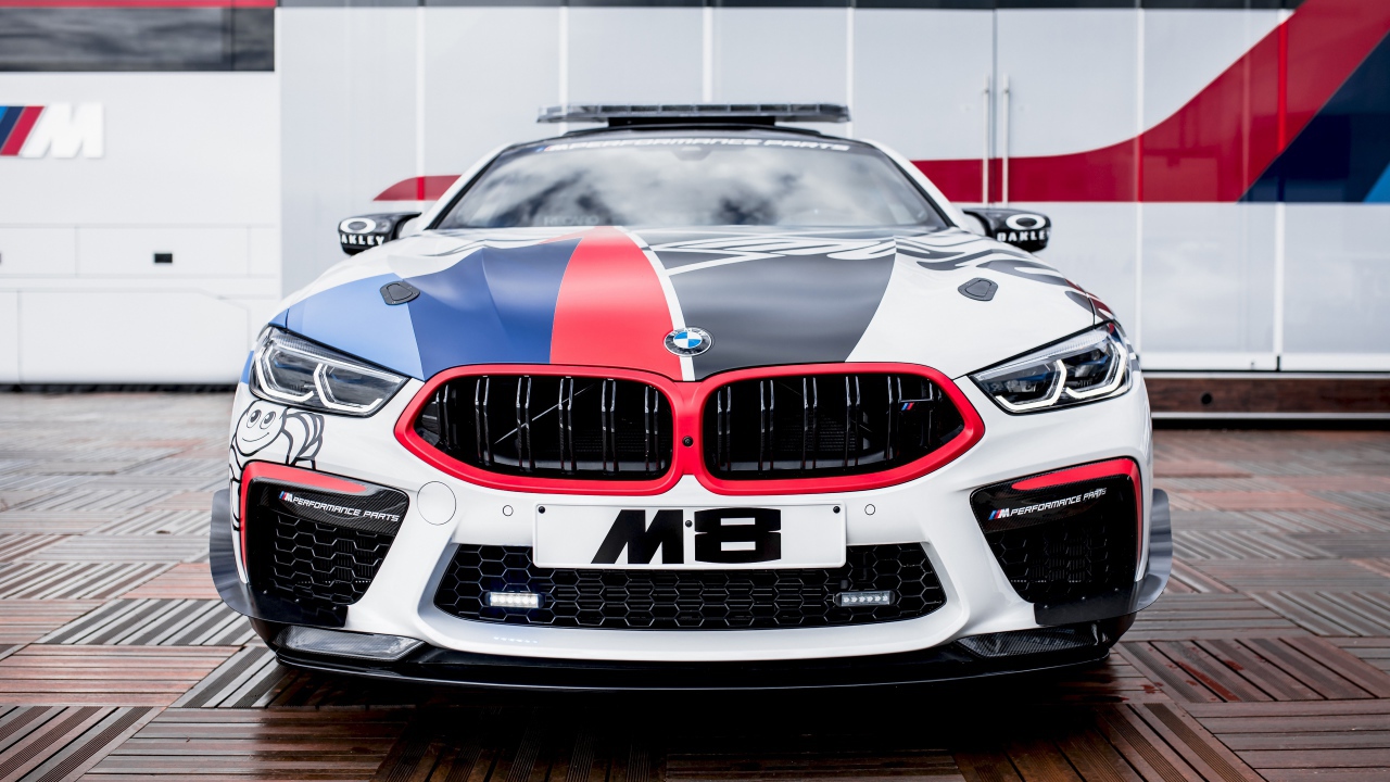 Автомобиль BMW M8, 2019 года вид спереди