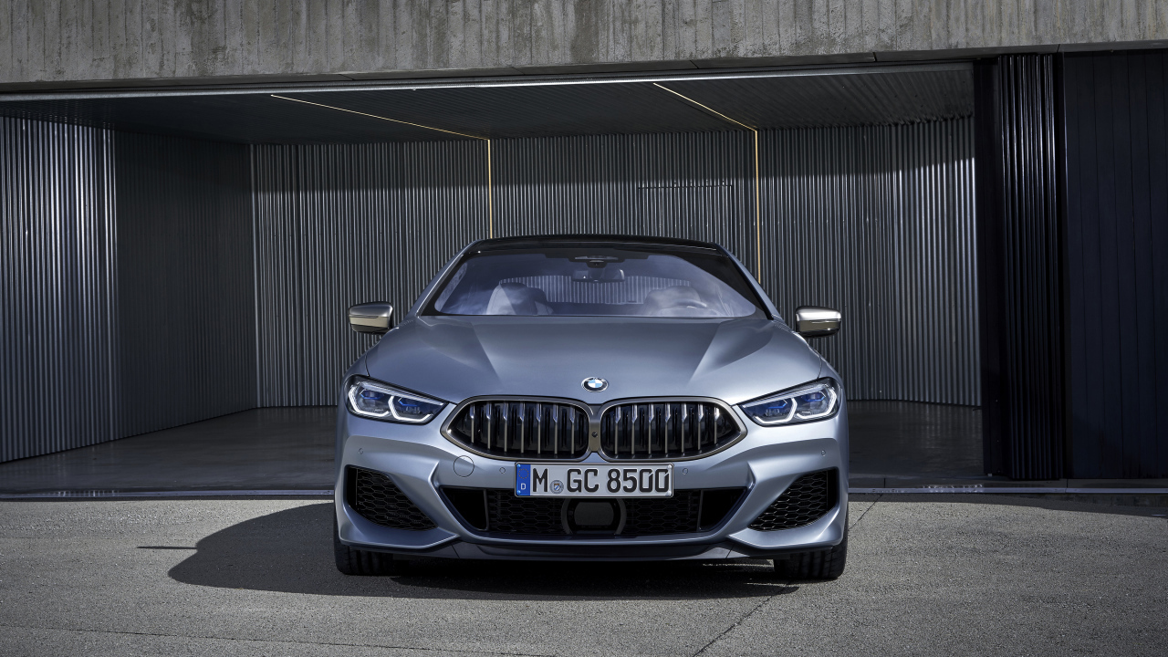 Серебристый автомобиль BMW M850i XDrive, 2019 года в гараже