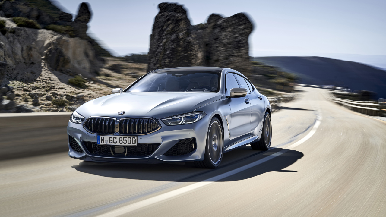 Серебристый автомобиль BMW M850i XDrive Gran Coupe, 2019 года на трассе
