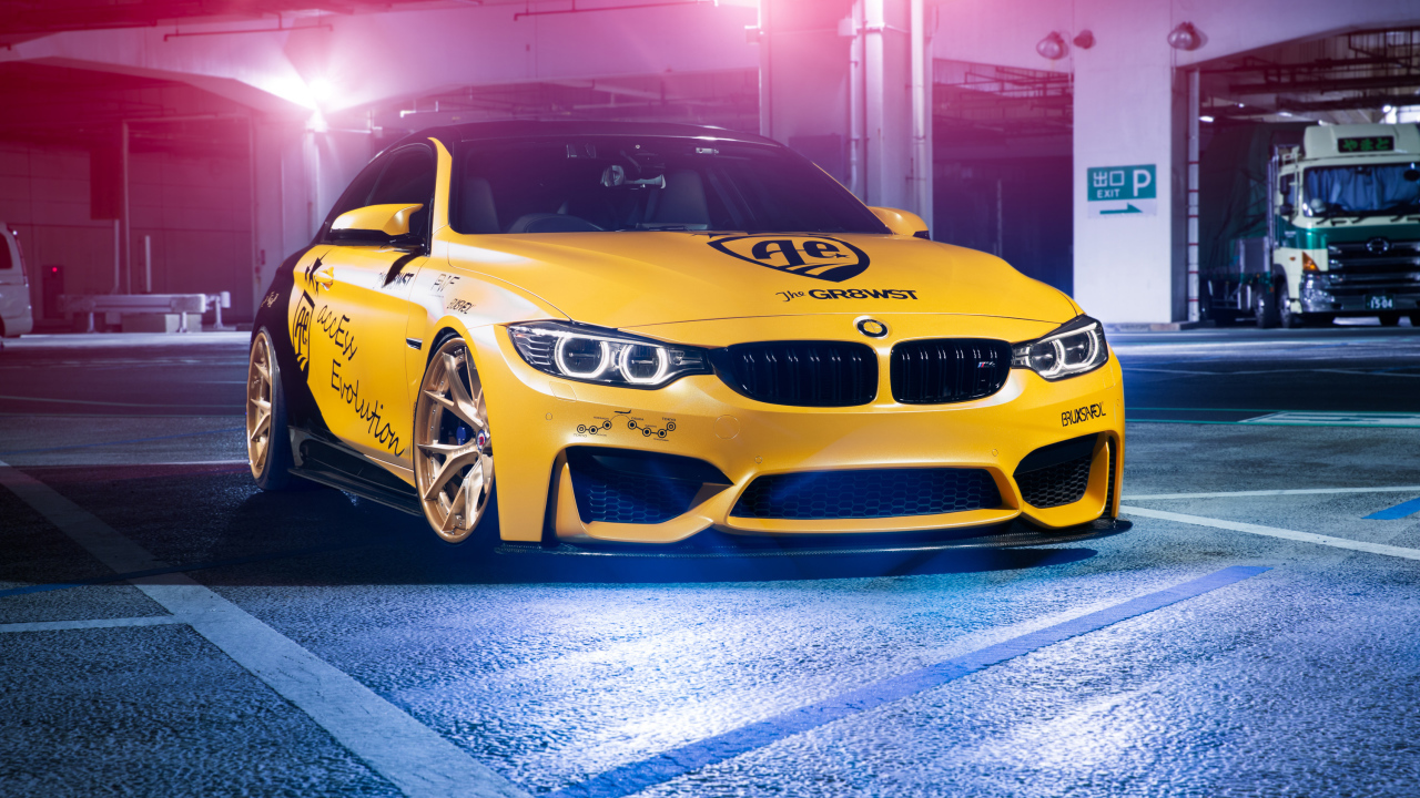 Желтый автомобиль BMW M4 в гараже 