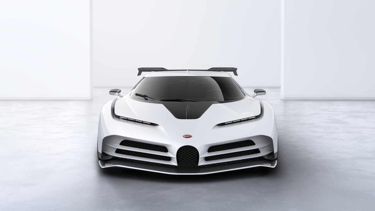 Белый спортивный автомобиль Bugatti Centodieci 2019 года