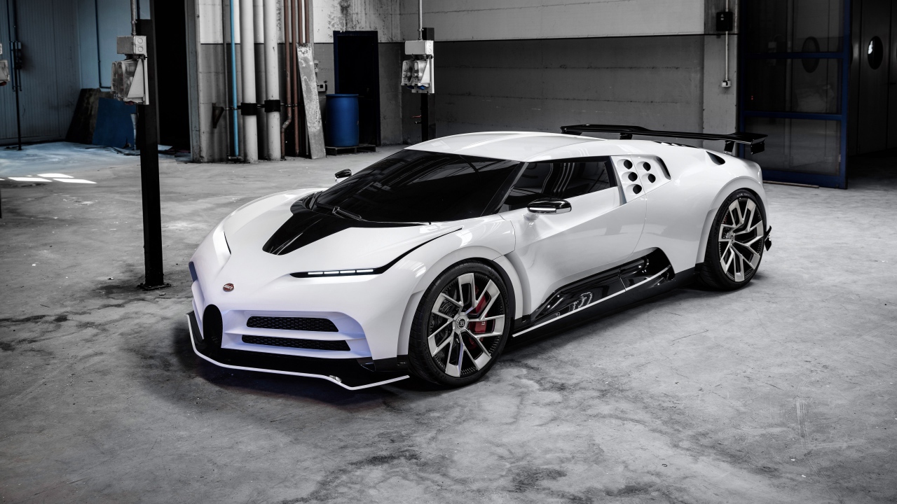 Белый спортивный автомобиль Bugatti Centodieci 2019 года в гараже