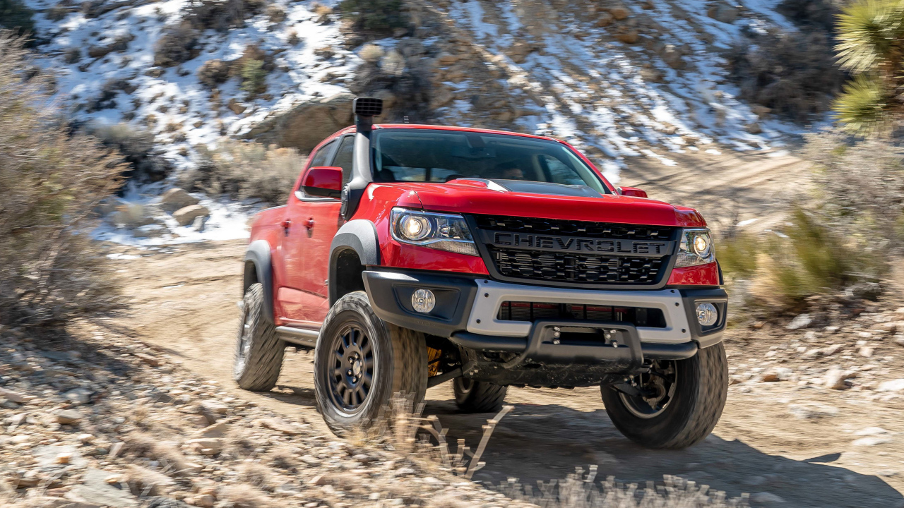 Внедорожник Chevrolet Colorado ZR2 Bison, 2019 года едет по бездорожью 