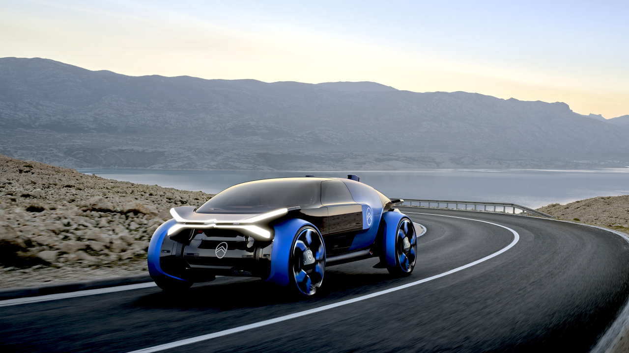 Футуристический автомобиль Citroen 19 19 Concept, 2019 года на трассе