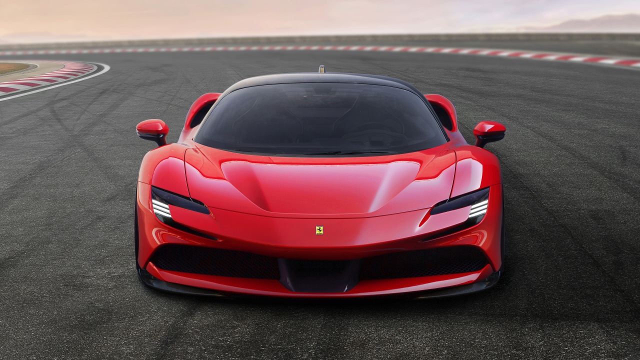 Красный спортивный Ferrari SF90 Stradale 2019 года на трассе