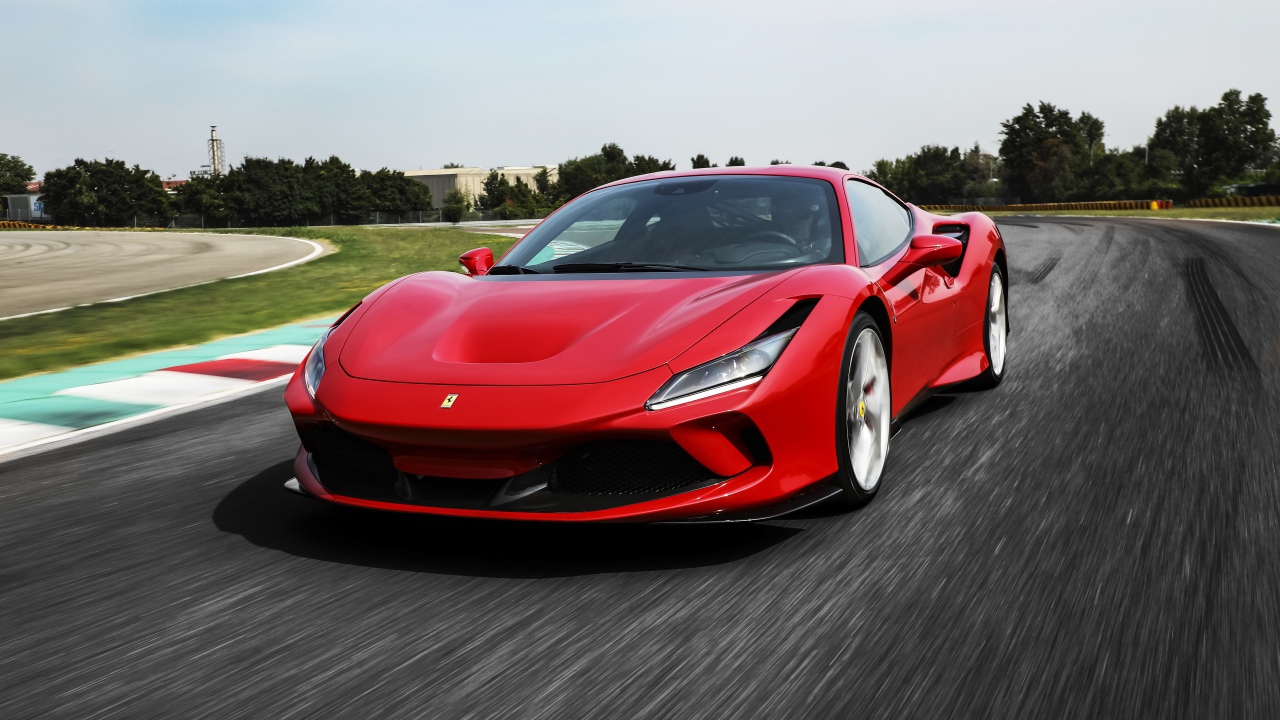 Красный быстрый автомобиль Ferrari F8 Tributo 2019 года на трассе