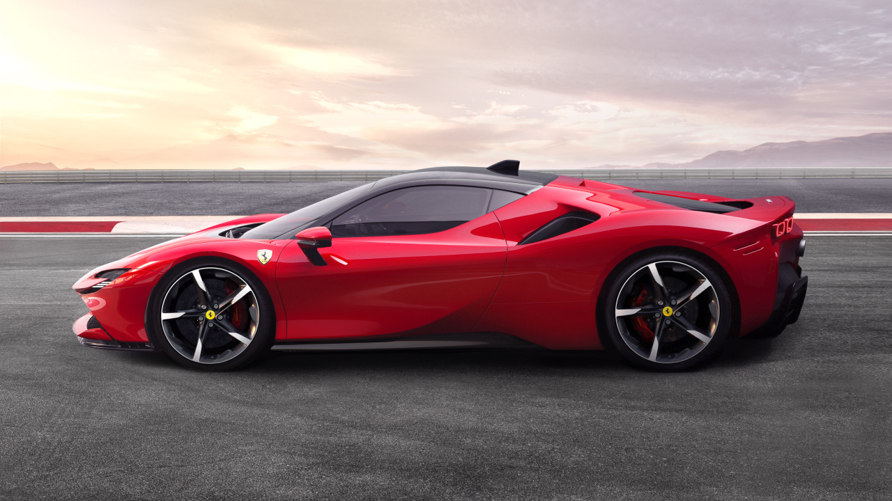 Красный спортивный автомобиль Ferrari SF90, 2019 года вид сбоку
