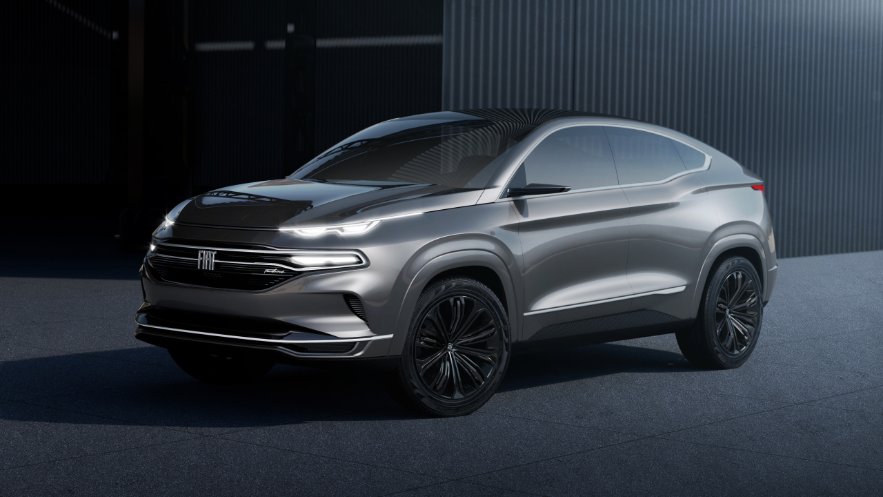 Серебристый внедорожник Fiat Fastback 2019 года у гаража 