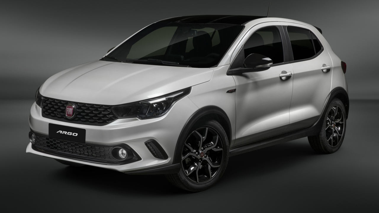 Белый автомобиль Fiat  Argo HGT, 2019 года на сером фоне