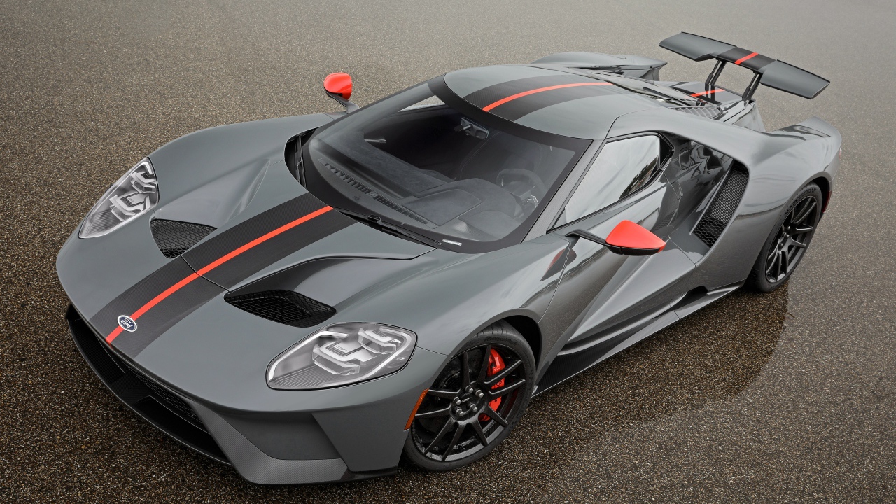 Серый спортивный автомобиль Ford GT на мокром асфальте
