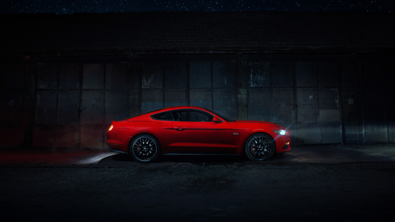 Красный автомобиль Ford Mustang вид сбоку
