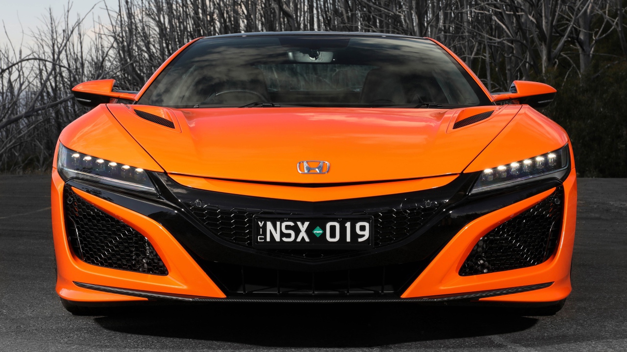 Оранжевый автомобиль Honda NSX 2019  вид спереди