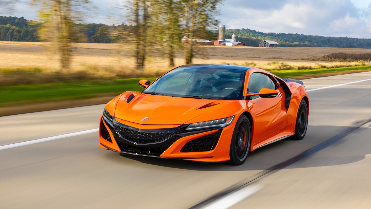 Оранжевый автомобиль Honda NSX на трассе