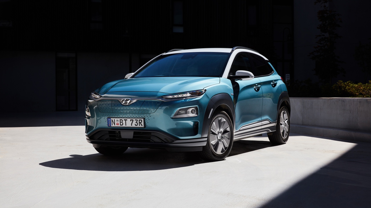 Синий электромобиль Hyundai Kona 2019 года