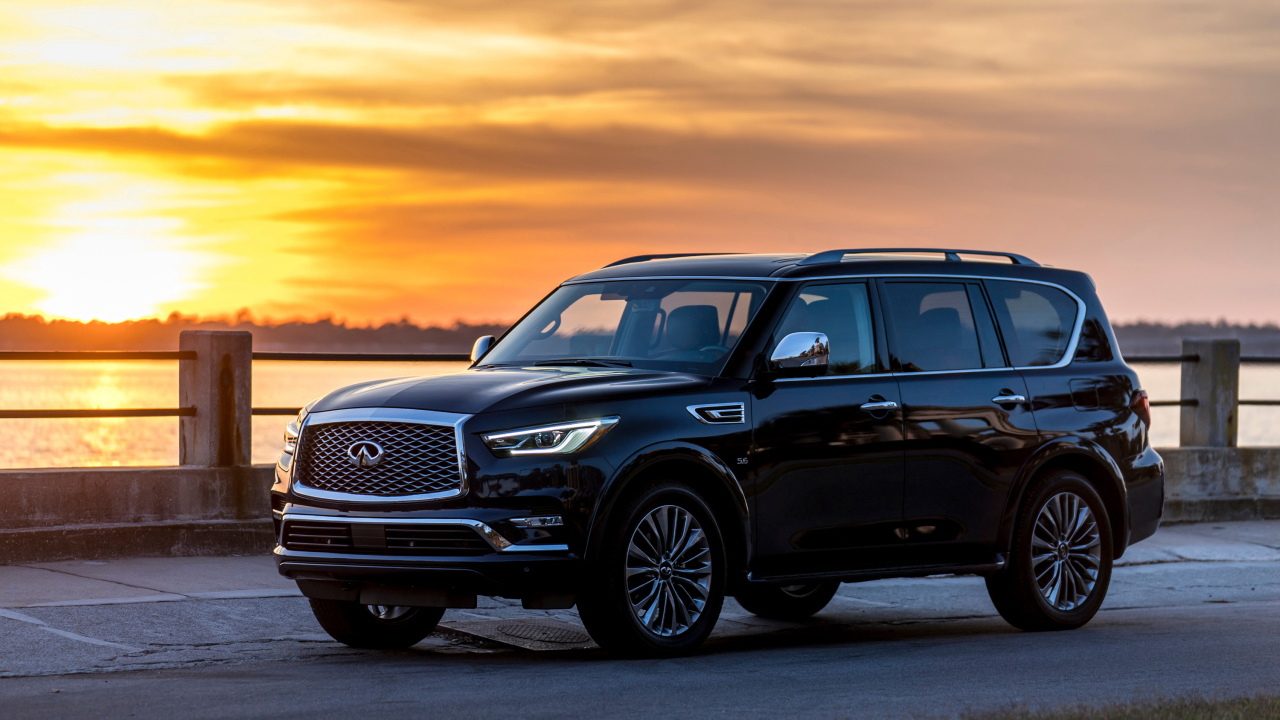 Черный внедорожник Infiniti QX80  на фоне заката 