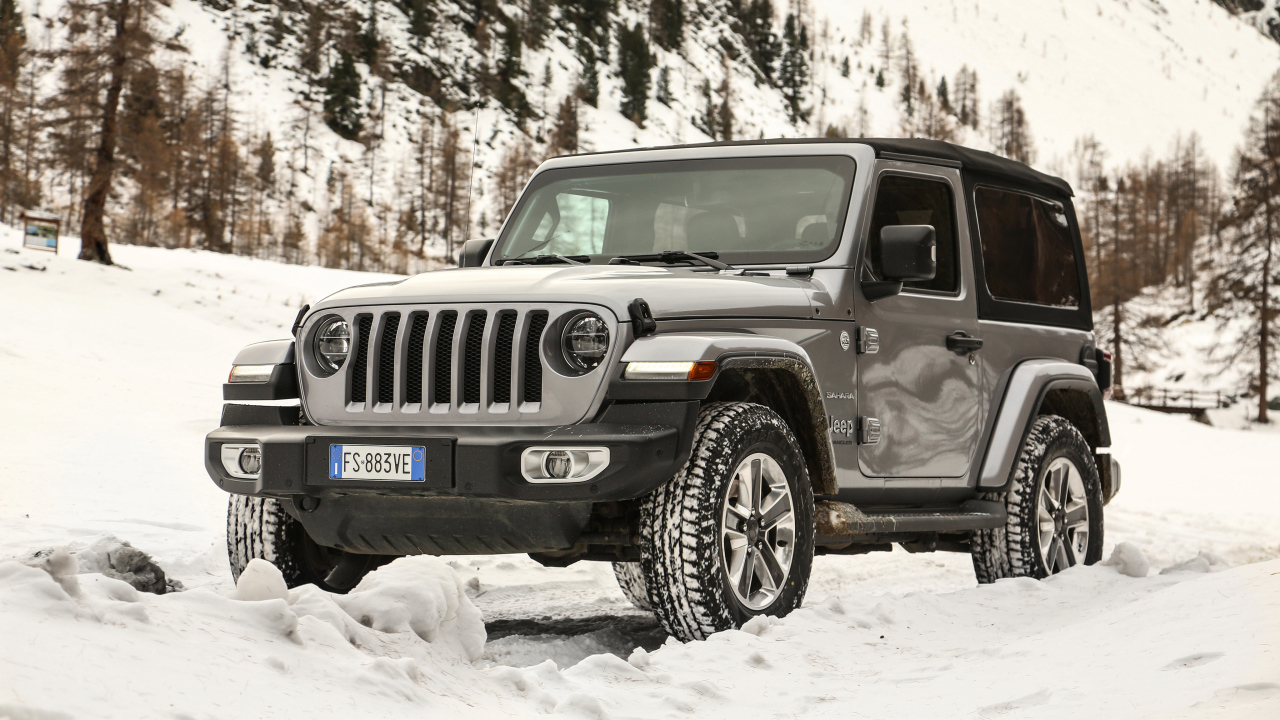 Черный Jeep Wrangler Sahara 2019 года на снегу