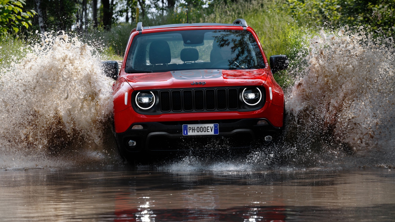 Внедорожник Jeep Renegade Trailhawk Plug-In Hybrid,  2019 года едет по воде