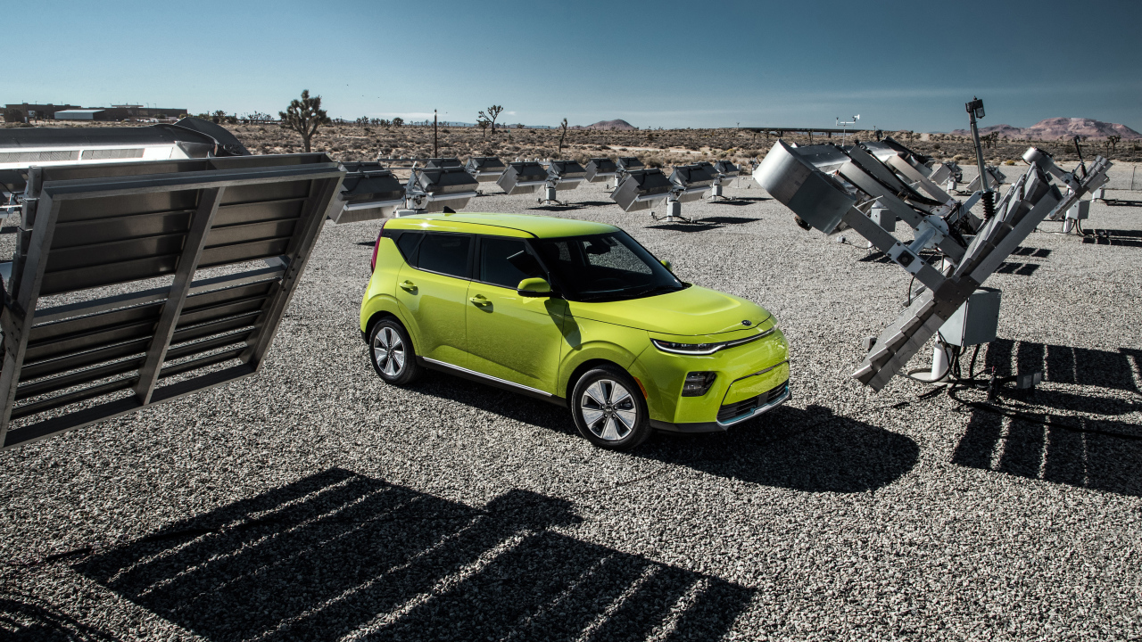 Салатовый автомобиль Kia Soul EV, 2020 года на асфальте