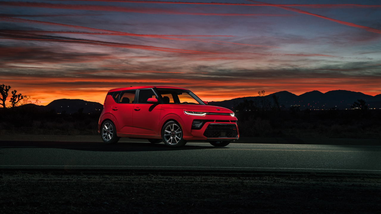 Красный автомобиль Kia Soul GT-Line, 2020 года на фоне ночного неба