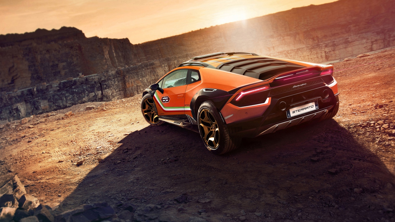 Быстрый Lamborghini Huracan Sterrato Concept, 2019 года в горах