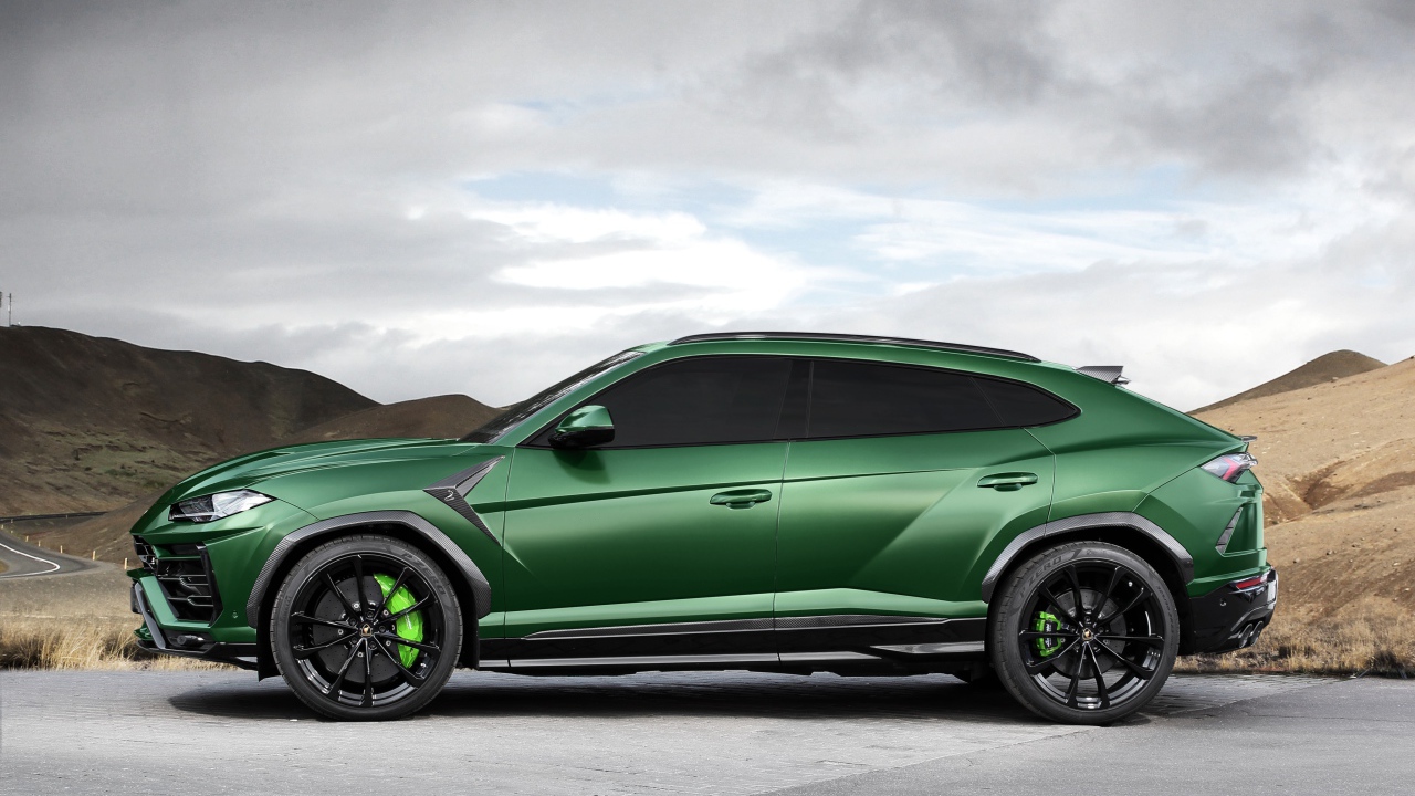 Зеленый автомобиль Lamborghini Urus вид сбоку