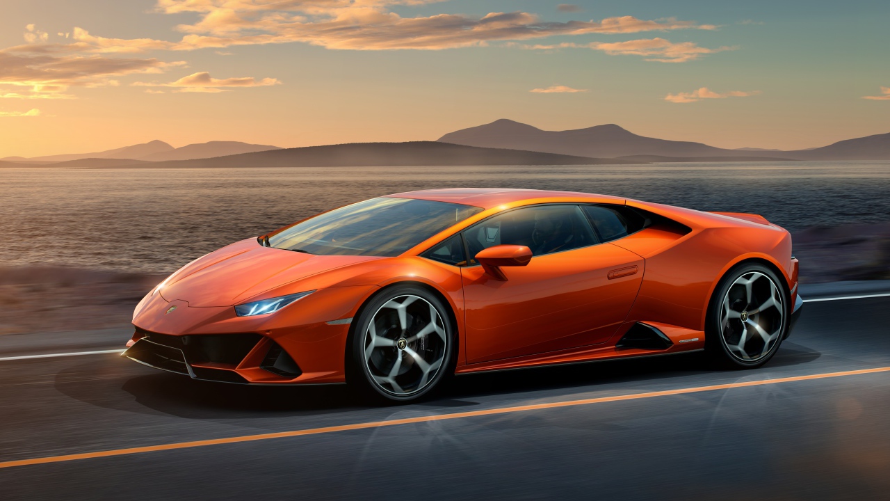 Оранжевый автомобиль Lamborghini Huracan EVO 2019 года на фоне неба 